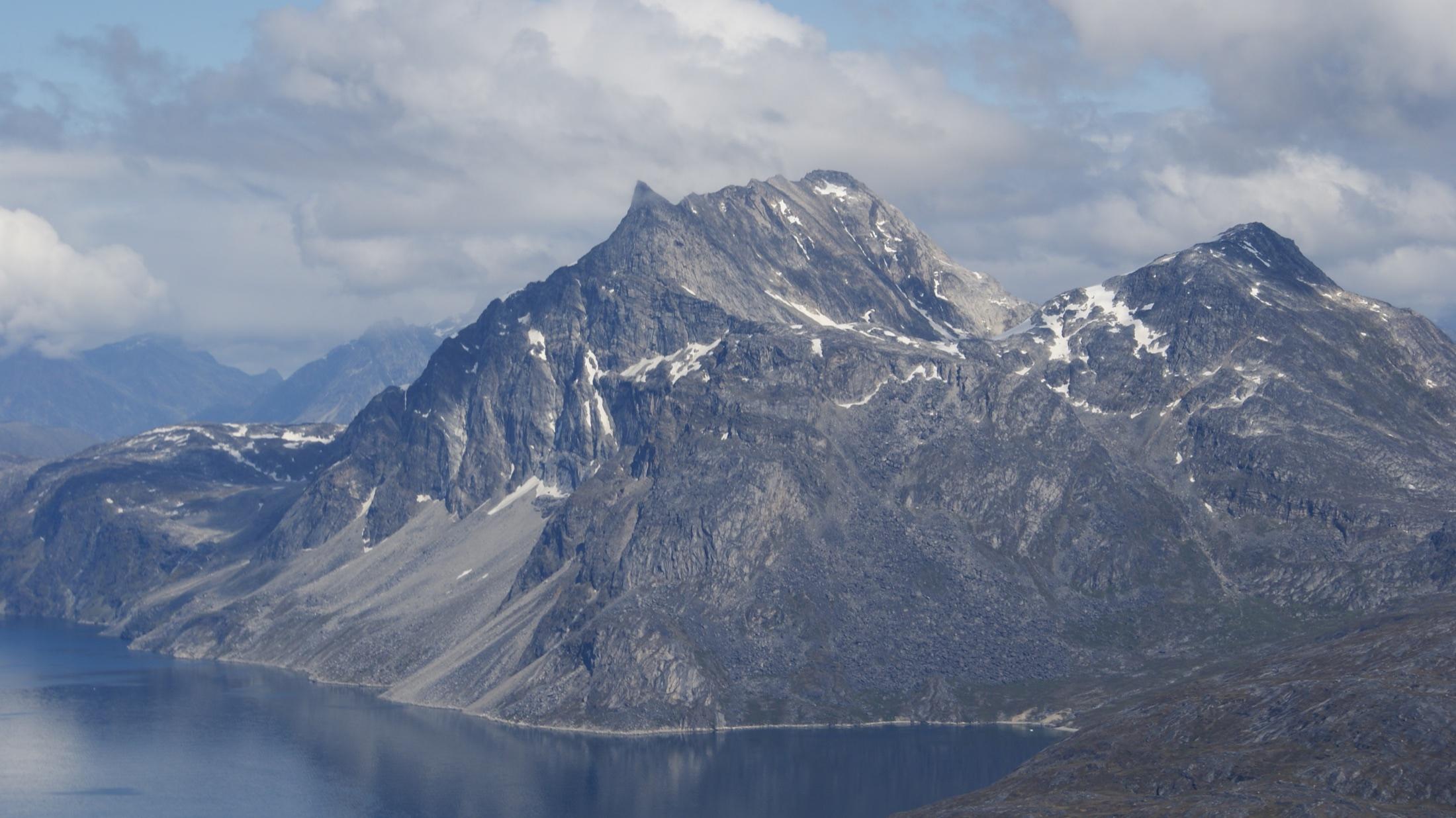 Sermitsiaq rejser sig over fjorden ved Nuuk